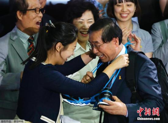 当地时间2014年6月5日，韩国首尔，现任首尔市市长、韩国最大在野党新政治民主联合候选人朴元淳在选举中获胜成功连任。