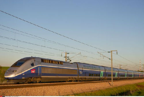 一辆由法国通往瑞士的TGV高速列车。（新华社）