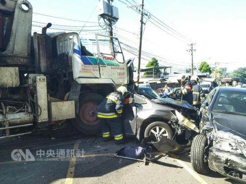 图片来源:台湾“中央社” 台北车祸致4死9伤 初判是水泥车刹车失灵所致