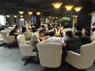 7月13日，北京一家德州扑克俱乐部，玩家正在玩牌。该俱乐部实行会员积分制。 新京报记者 罗亦丹 摄