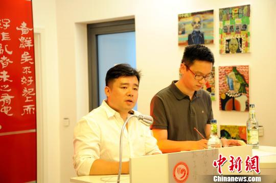 策展人杨勇致辞。 彭大伟 摄