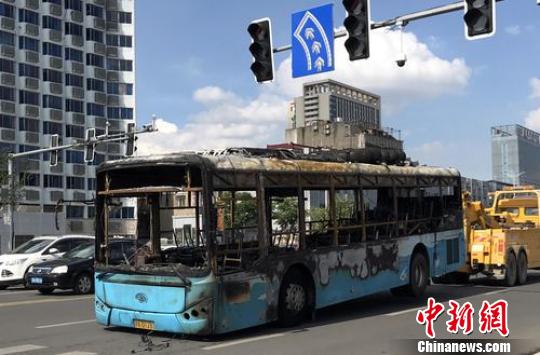 7月18日，江西省南昌市一辆公交车起火。　钟欣　摄