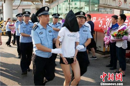 押解嫌犯回晋现场。 警方供图 摄