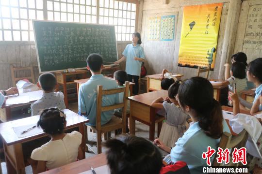 志愿者在教室教授孩子音乐。 罗晓玲 摄
