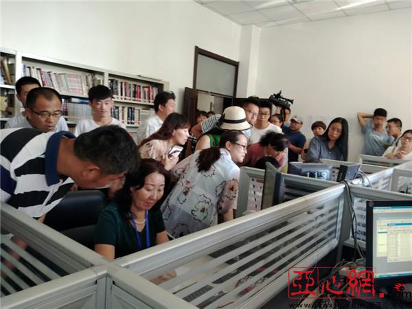 新疆教育考试院录取现场开放日 百余家长、考