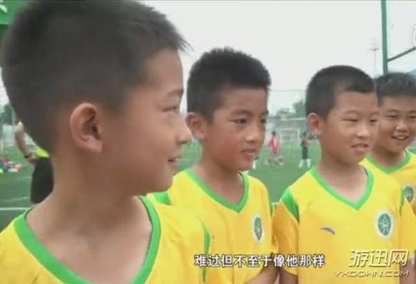 足球小队长输球后场边痛哭:三个傻子跟我一起