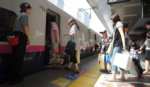 在日本首都东京，乘客登上新干线列车。  资料图