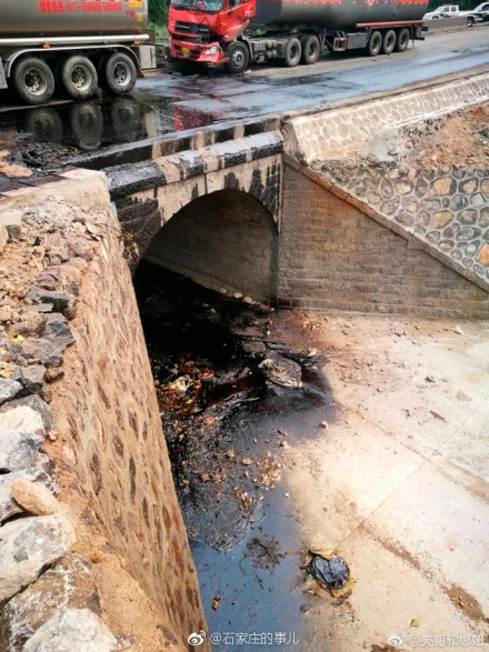 河北井陉两油罐车相撞,大量燃油泄露幸无人员