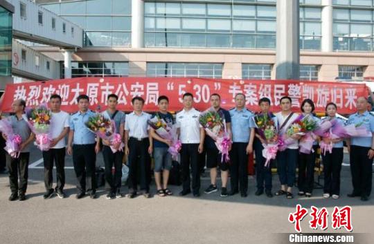 押解嫌犯回晋现场。 警方供图 摄