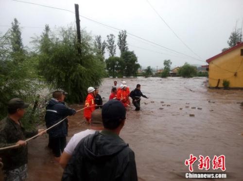 降雨导致部门林场、乡村泛起积水,部门衡宇被冲垮,救援事情正在重要举行中。中新社记者 钟欣 摄