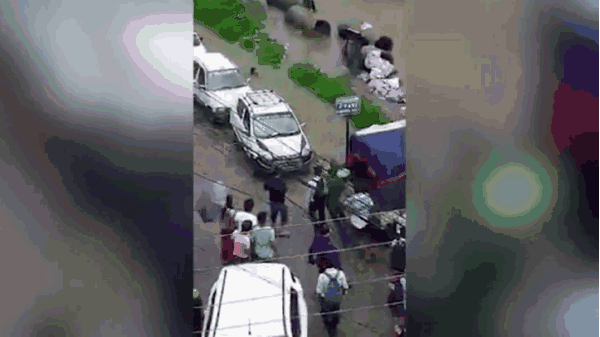 视频｜尼泊尔连降暴雨 小女孩落入水沟瞬间消失