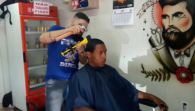 画风清奇!理发师脑洞大开用斧子理发|勇士|理发