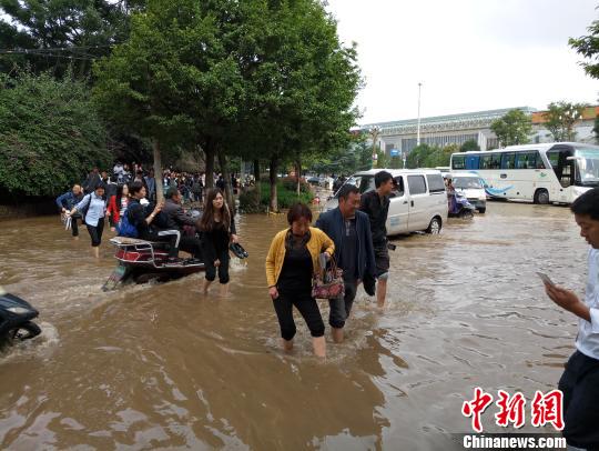 图为降雨过后的昆明。 刘冉阳 摄 昆明遭大到暴雨袭击致城市积水严重 最大雨量达154.7毫米