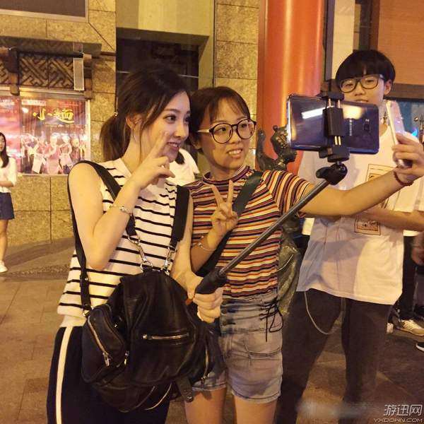 冯提莫现身重庆街头直播 景美人更美,引大批粉丝合影