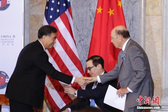 汪洋与罗斯握手。 中新社记者 廖攀 摄
