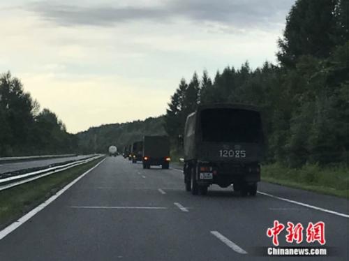 沿途武警车辆正在集结前往救援。 中新社记者 钟欣 摄