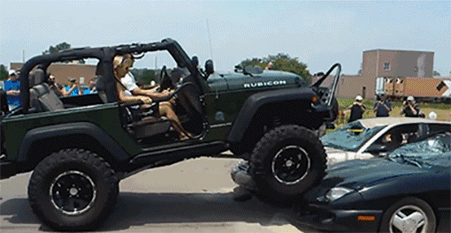 这位土豪玩家真心不差钱，开着牧马人暴力碾压两辆小轿车！