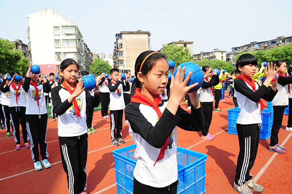 宁波一普通小学探索特色化教育:把小众手球打