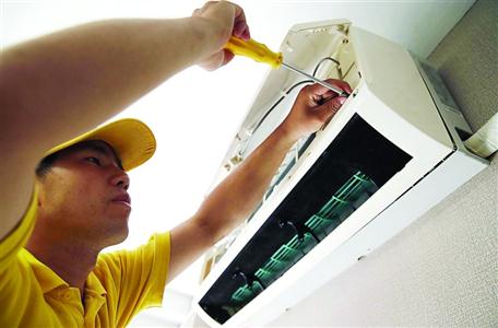 7-9月是空调维修高峰期 /晨报记者 殷立勤