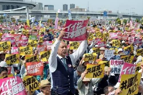 ▲资料图片：5月3日，数万日本民众在东京举行集会，纪念“和平宪法”颁布70周年，抗议安倍政府的修宪企图。