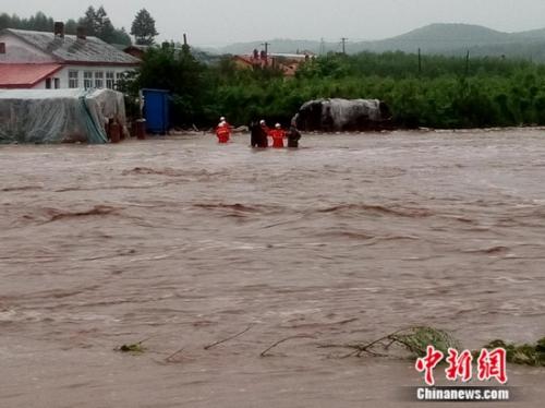 受降雨影响,尚志市境内多个林场受灾。图为救援现场 中新社记者 钟欣 摄