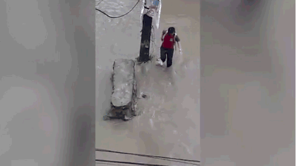 视频｜尼泊尔连降暴雨 小女孩落入水沟瞬间消失