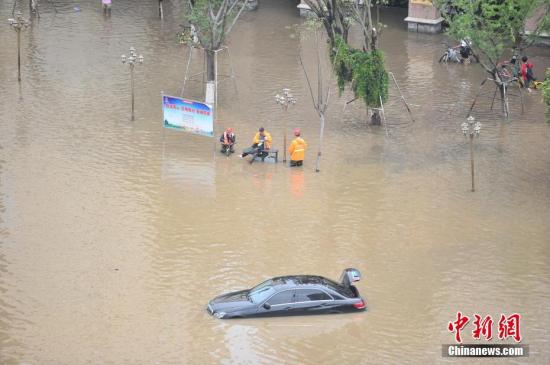 7月20日,昆明市国贸路段发生积水。19日晚,昆明市主城区突降暴雨,导致多处积水,引发城市内涝。<a target='_blank' href='http://www.chinanews.com/'>中新社</a>记者 刘冉阳 摄 7月20日,昆明市国贸路段发生积水。19日晚,昆明市主城区突降暴雨,导致多处积水,引发城市内涝。中新社记者 刘冉阳 摄