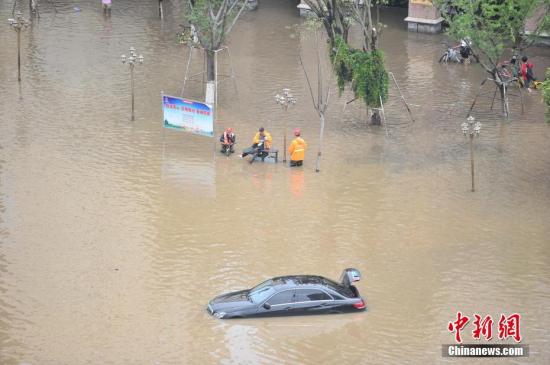  7月20日，昆明市国贸路段发生积水。19日晚，昆明市主城区突降暴雨，导致多处积水，引发城市内涝。中新社记者 刘冉阳 摄