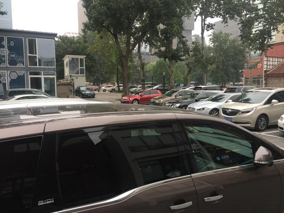 北京市人大常委会审议机动车停车管理条例 单
