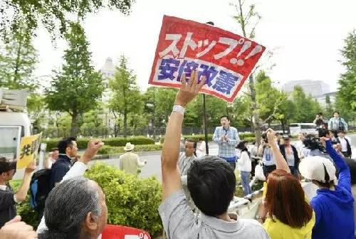 ▲6月15日，在日本东京，民众聚集在国会附近抗议政府强行通过有争议的法案。（新华社/美联社）