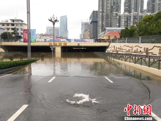 昆明突降暴雨250余人被困 市民:坐皮划艇去看海