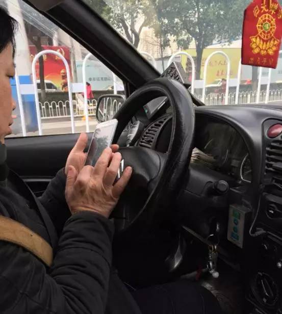 开车时,有哪些行为是作死行为?