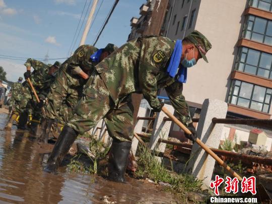 全力清淤 苍雁 摄