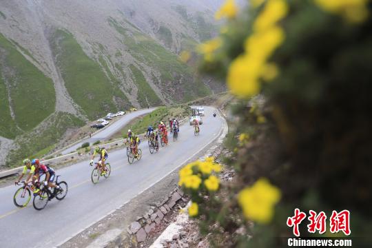 图为车手在环湖赛高海拔赛段骑行 胡贵龙 摄