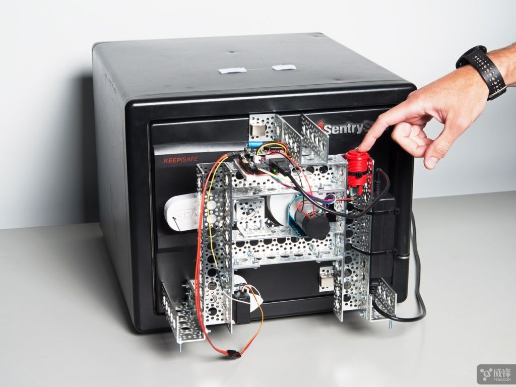 科技爱好者DIY机器人开保险箱只需15分钟|机器