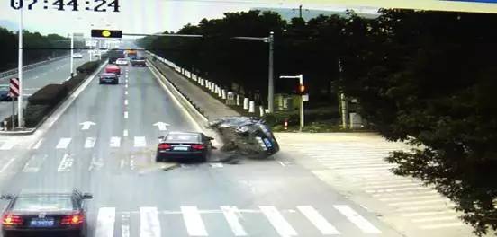 开车时,有哪些行为是作死行为?