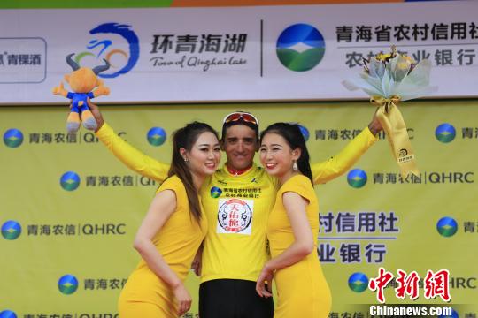图为青海天佑德队车手乔纳森·蒙塞夫首夺“黄衫”后庆祝 胡贵龙 摄