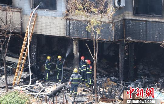  图为：燃爆商铺。　王刚 摄
