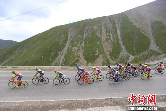 图为车手在环湖赛高海拔赛段骑行 胡贵龙 摄