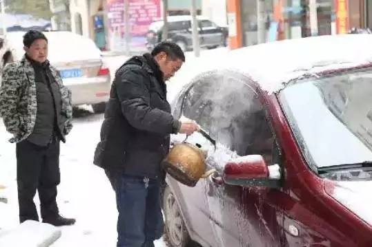 开车时,有哪些行为是作死行为?