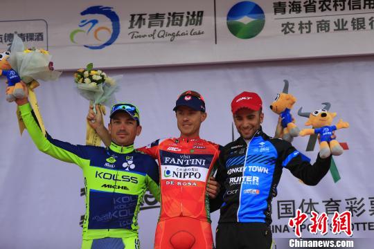 图为第六赛段前三名在颁奖台庆祝 胡贵龙 摄