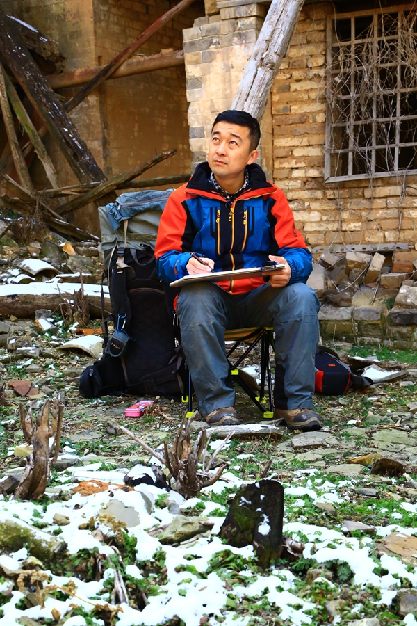 他独自寻访偏远乡村,用18年时间为濒危古建筑