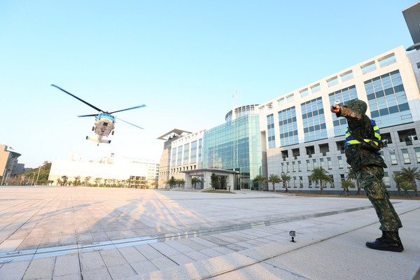 台军模直升机接送蔡英文安全撤离。（图片来源：台媒）