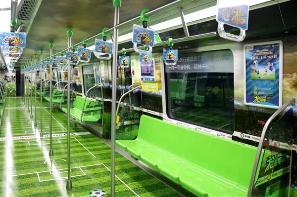 南京地铁变身足球场 这画风也是没谁了|苏宁