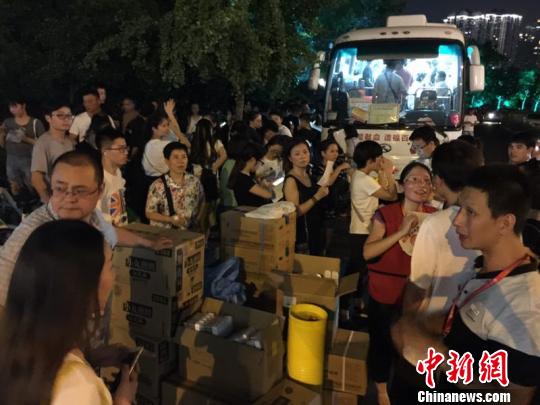 杭州一献血车外的排队市民。 张斌 摄