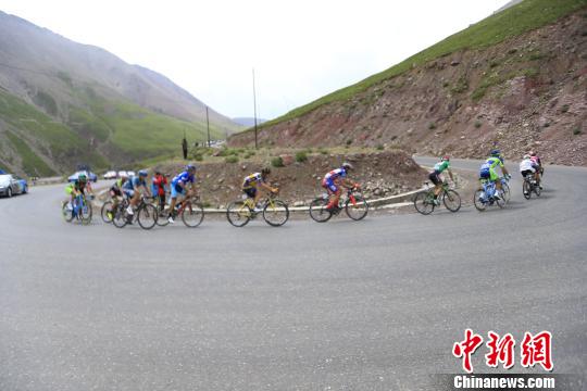 图为环湖赛车手驶过弯道 胡贵龙 摄