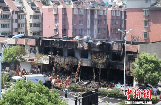  图为：燃爆商铺。　王刚 摄