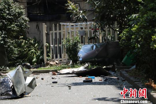 图为：燃爆商铺附近被气浪震碎的玻璃。　王刚　摄