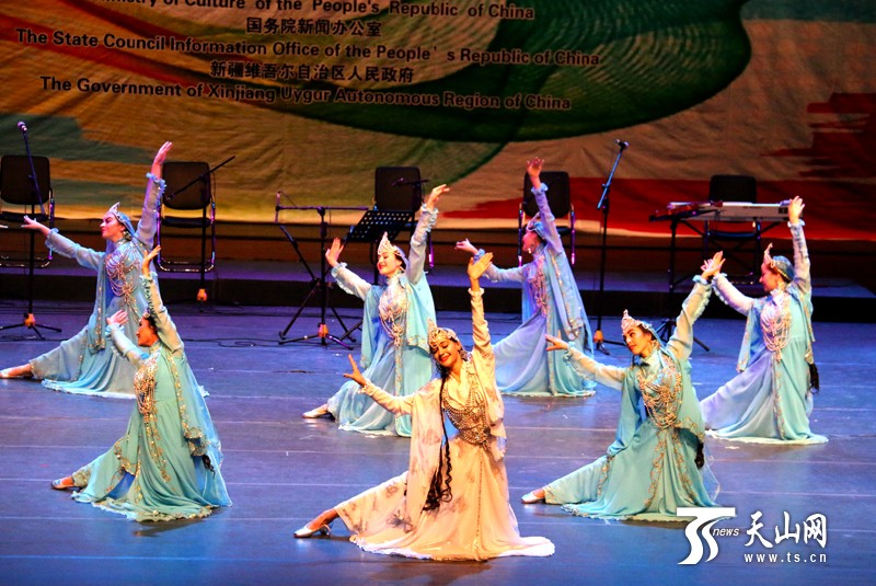 塔吉克斯坦罗拉国家功勋歌舞团演绎别样舞曲|