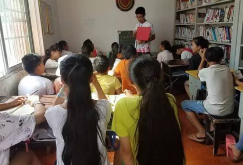 激活红色基因 大学生志愿者的爱心红色课堂情